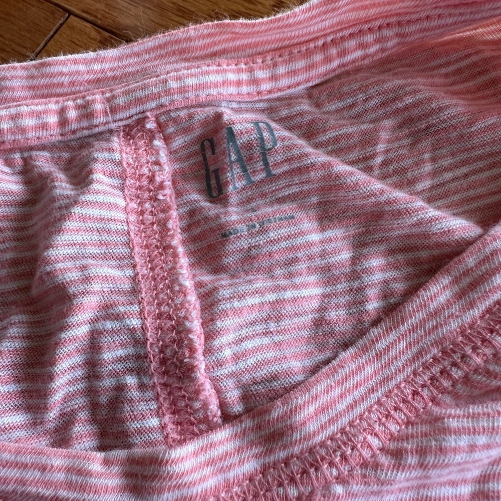 Gap tee - Picture 2 of 2